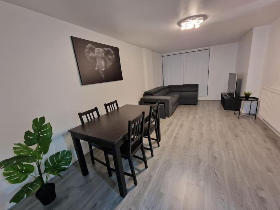 Contemporary City Centre Flat Belfast Exterior photo